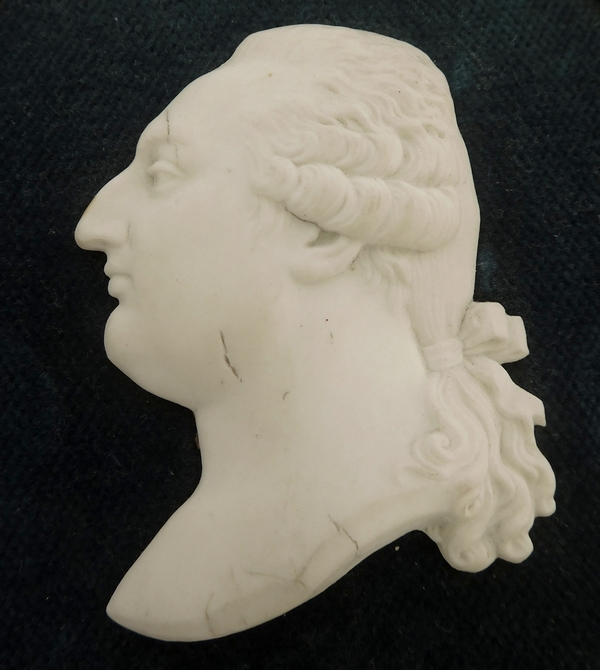 Grande miniature royaliste : portrait buste de Louis XVI en biscuit, époque XIXe