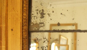 Piqûres apparaissant sur les miroirs au mercure