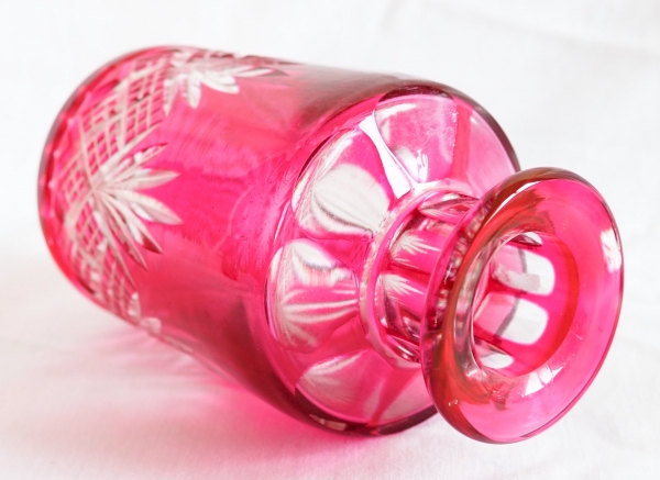 Grand flacon à parfum en cristal de Baccarat, cristal overlay rose, modèle Douai - 19,2cm - étiquette