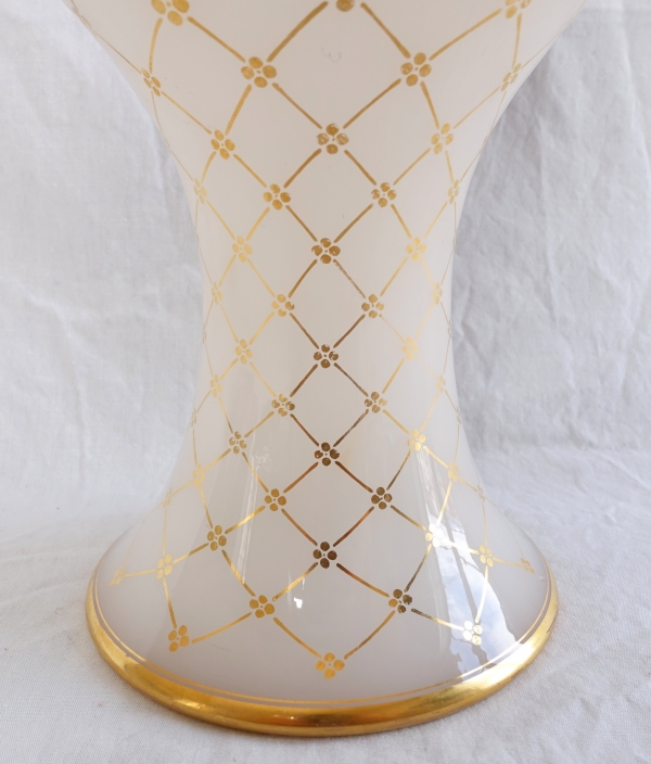 Vase en opaline de Baccarat blanche à treillage or - milieu XIXe siècle