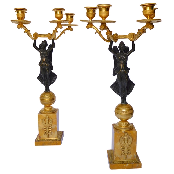 Paire de candélabres Empire à la Victoire ailée, bronze doré et marbre jaune de Sienne