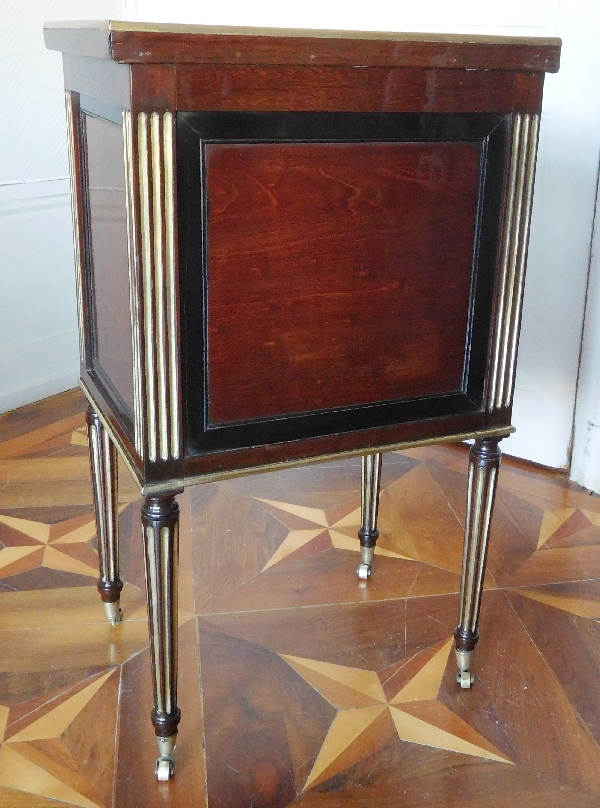 Table de salon, chevet d'époque Louis XVI Directoire en acajou chenillé et ébène