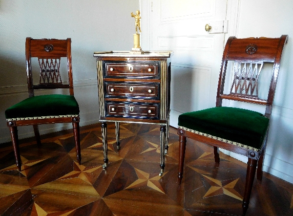 Table de salon, chevet d'époque Louis XVI Directoire en acajou chenillé et ébène