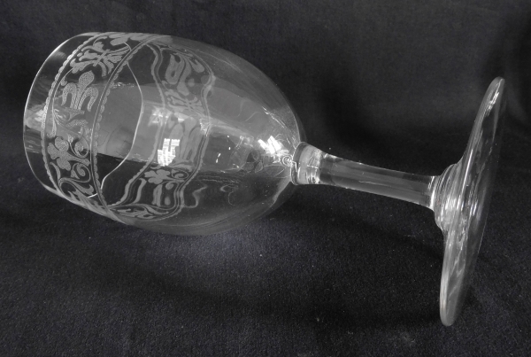 Verre à liqueur en cristal de Baccarat gravé de fleurs de lys, modèle Chablis - 8,1cm