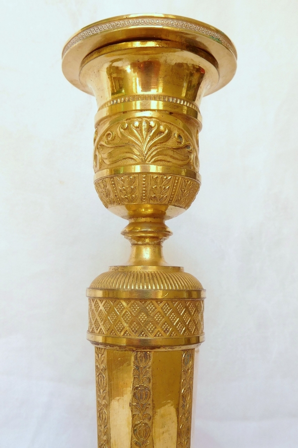 Paire de flambeaux / bougeoirs d'époque Empire en bronze ciselé et doré au mercure