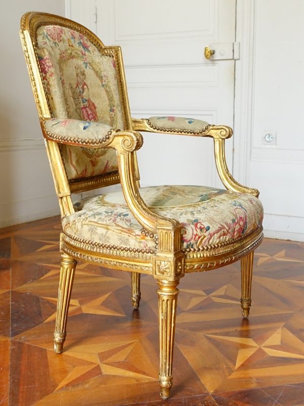 Paire de fauteuils cabriolet en bois doré et tapisserie, époque Louis XVI - modèle de Boulard