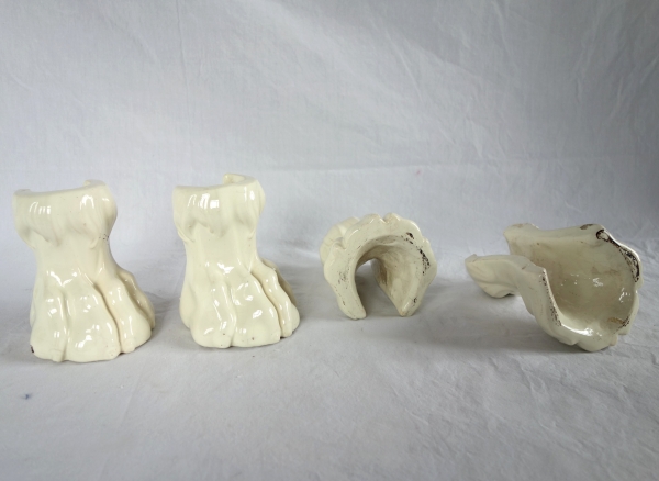 Suite de 4 pieds griffes pour poêle en faïence XIXe