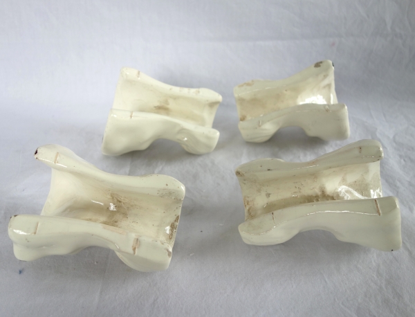 Suite de 4 pieds griffes pour poêle en faïence XIXe