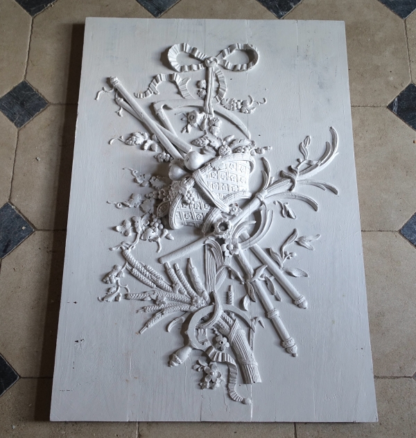 Panneau de boiserie dessus de porte Louis XVI en trophée - chêne massif finement sculpté relief