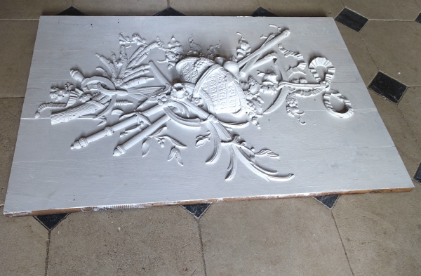 Panneau de boiserie dessus de porte Louis XVI en trophée - chêne massif finement sculpté relief