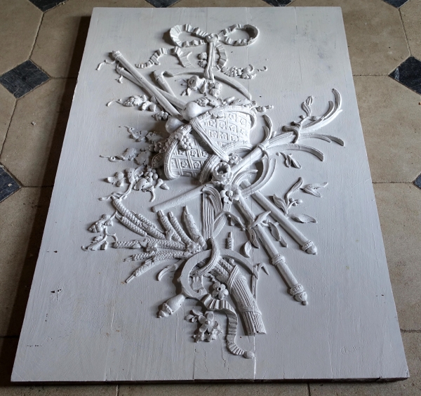 Panneau de boiserie dessus de porte Louis XVI en trophée - chêne massif finement sculpté relief