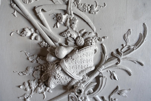 Panneau de boiserie dessus de porte Louis XVI en trophée - chêne massif finement sculpté relief