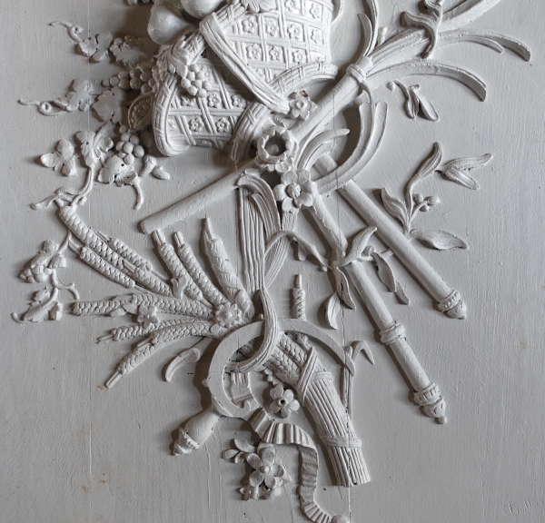 Panneau de boiserie dessus de porte Louis XVI en trophée - chêne massif finement sculpté relief