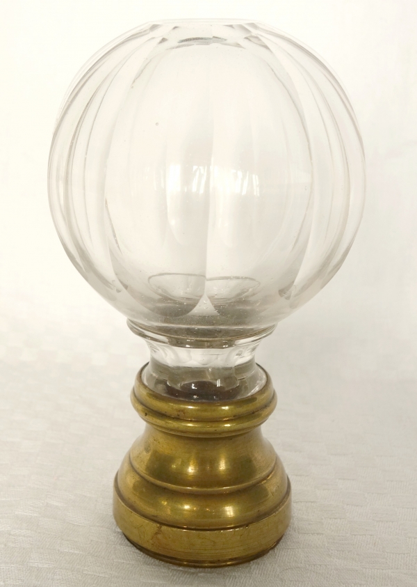 Baccarat - boule de rampe d'escalier en cristal taillé et laiton, époque XIXe siècle