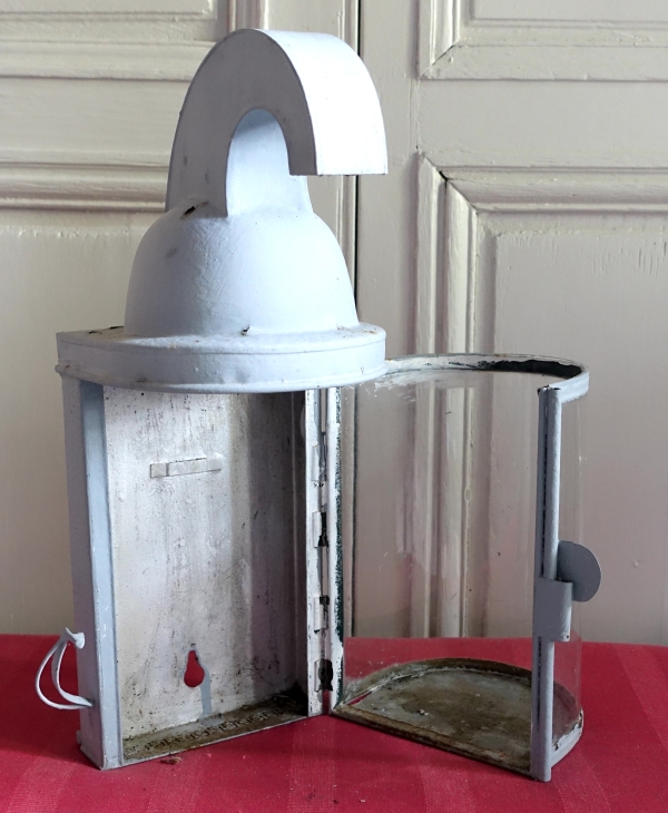 Antique-style helmet-shaped lantern for exterior or interior use, early 19th century