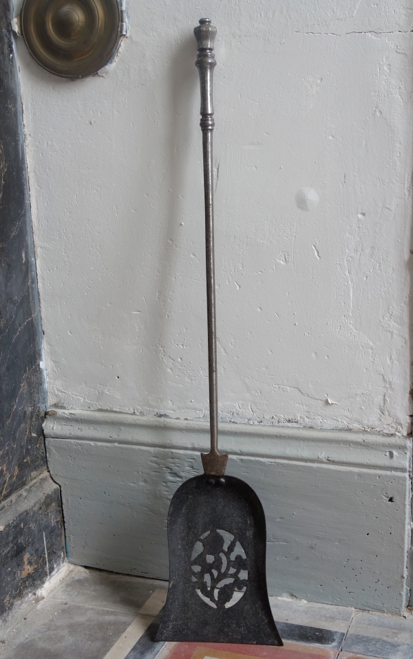 Nécessaire de cheminée : pelle, pince et tisonnier en fer forgé fin XVIIIe - début XIXe siècle - Plombières