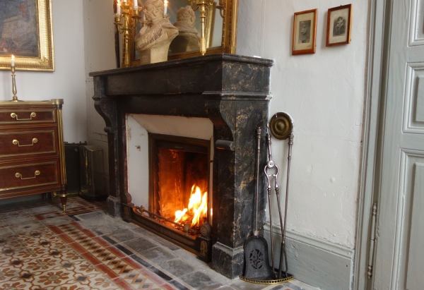 Nécessaire de cheminée : pelle, pince et tisonnier en fer forgé fin XVIIIe - début XIXe siècle - Plombières