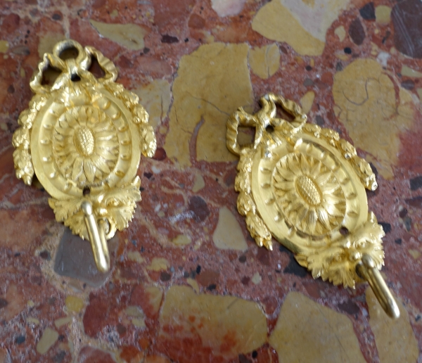 Paire de porte-montres Louis XVI en bronze ciselé et doré au mercure - suspente miniature