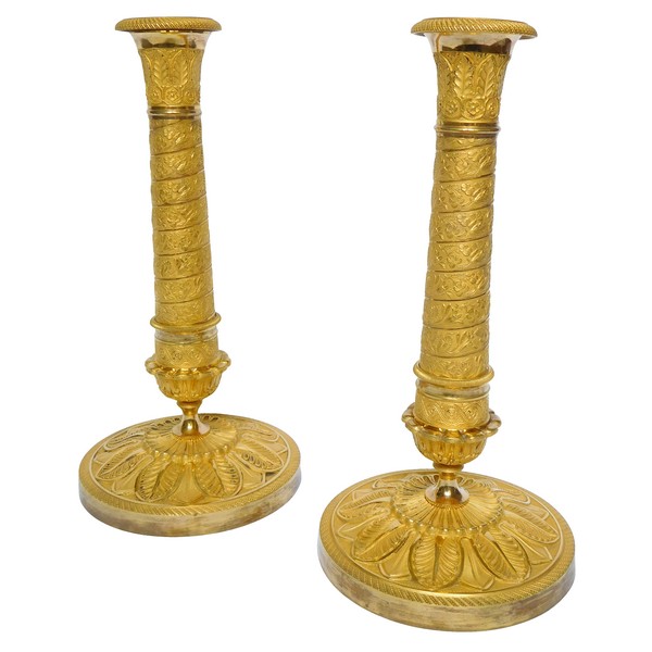 Pair of finely chiseled ormolu candlesticks, Empire Restoration period - early 19th century circa 1820 - 26cm