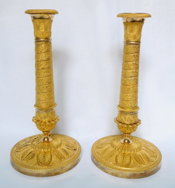 Pair of finely chiseled ormolu candlesticks, Empire Restoration period - early 19th century circa 1820 - 26cm