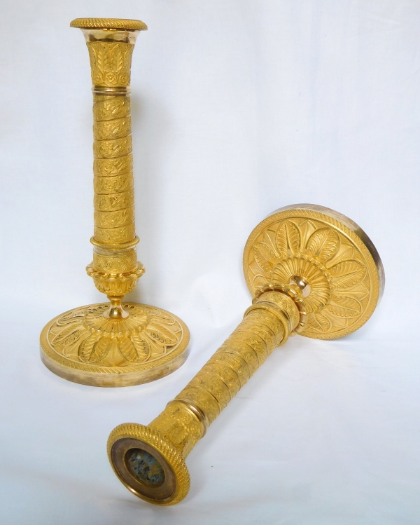 Pair of finely chiseled ormolu candlesticks, Empire Restoration period - early 19th century circa 1820 - 26cm