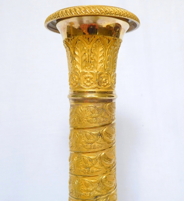 Pair of finely chiseled ormolu candlesticks, Empire Restoration period - early 19th century circa 1820 - 26cm