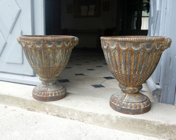 Pair of large cast iron garden ornemental garden vases, 19th century - 30.3cm