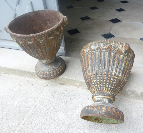 Pair of large cast iron garden ornemental garden vases, 19th century - 30.3cm