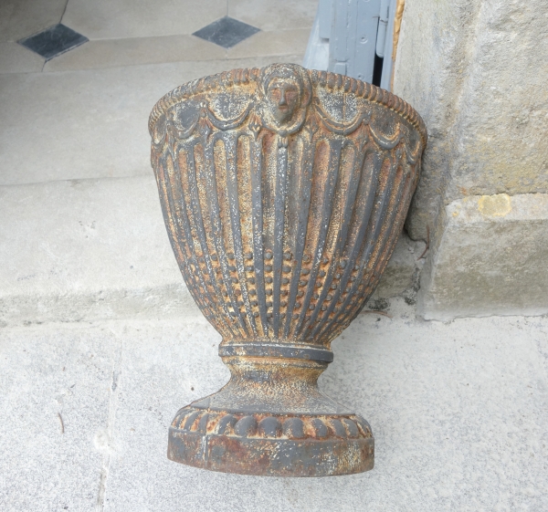 Pair of large cast iron garden ornemental garden vases, 19th century - 30.3cm