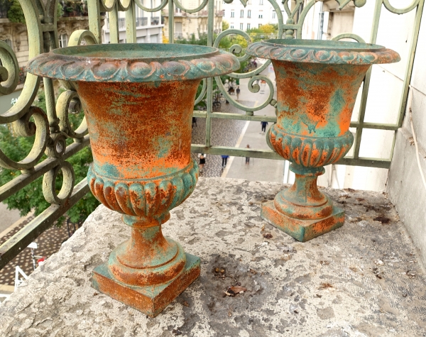 Pair of tall painted cast iron vases, Medicis shape - 19th century - 44cm