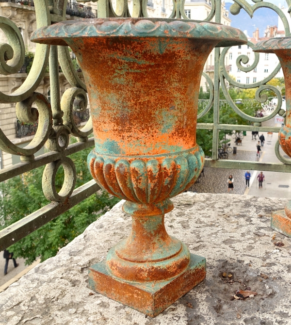 Pair of tall painted cast iron vases, Medicis shape - 19th century - 44cm