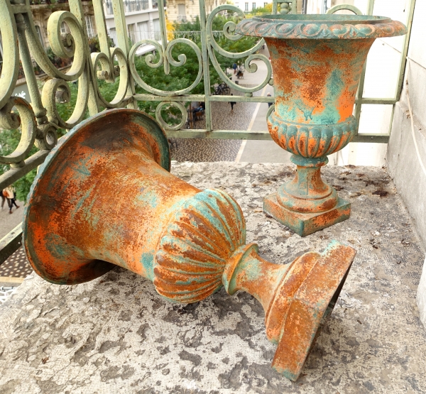 Paire de grands vases Medicis d'ornement de jardin en fonte, époque XIXe siècle - 44cm