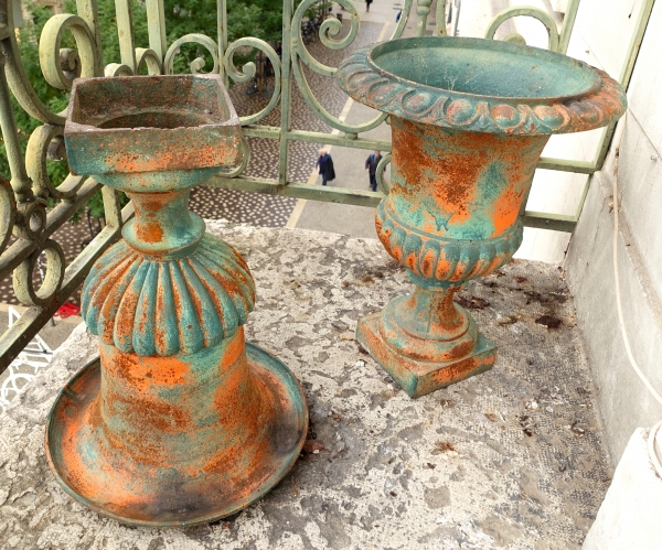 Pair of tall painted cast iron vases, Medicis shape - 19th century - 44cm