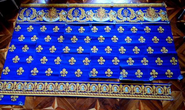 Royal wallpaper decorated with Charles Philippe de France coat of arms