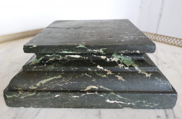 Socle de présentation néoclassique en marbre vert de mer pour buste