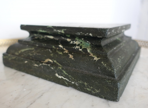 Socle de présentation néoclassique en marbre vert de mer pour buste
