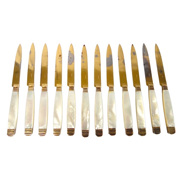 Suite de 12 couteaux à fromage en nacre, vermeil et acier doré