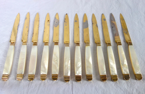 Suite de 12 couteaux à fromage en nacre, vermeil et acier doré