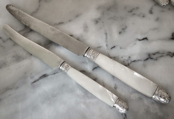 12 table knives, Louis XV style, mother of pearl handle, silver ferrules dans caps