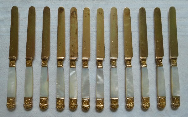 12 couteaux à fruits en vermeil et nacre, époque Restauration, poinçon Minerve