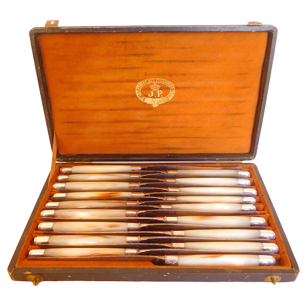 Jules Piault : set of 18 Louis XV style table knives, mother of pearl and sterling silver