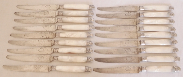 Jules Piault : ménagère de 18 couteaux de table de style Louis XV en nacre et argent massif
