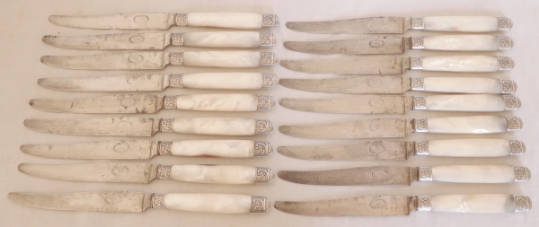 Jules Piault : ménagère de 18 couteaux de table de style Louis XV en nacre et argent massif