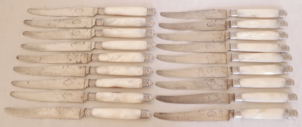 Jules Piault : set of 18 Louis XV style table knives, mother of pearl and sterling silver