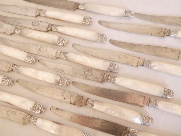 Jules Piault : set of 18 Louis XV style table knives, mother of pearl and sterling silver