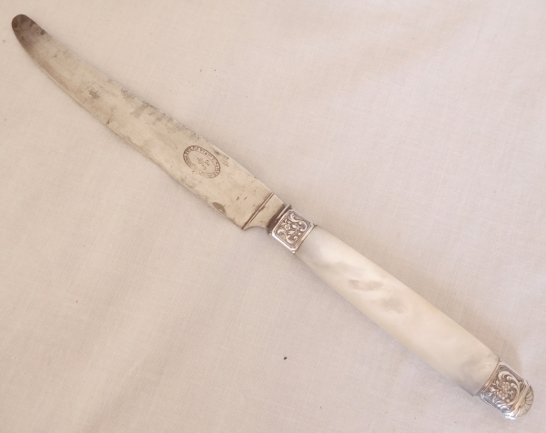 Jules Piault : set of 18 Louis XV style table knives, mother of pearl and sterling silver