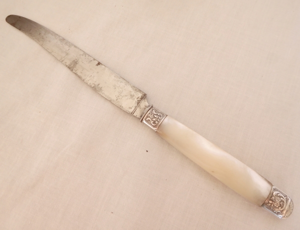 Jules Piault : set of 18 Louis XV style table knives, mother of pearl and sterling silver