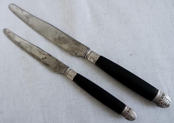 Ménagère de couteaux de style Empire en ébène, viroles et culots en argent massif - 24 pièces
