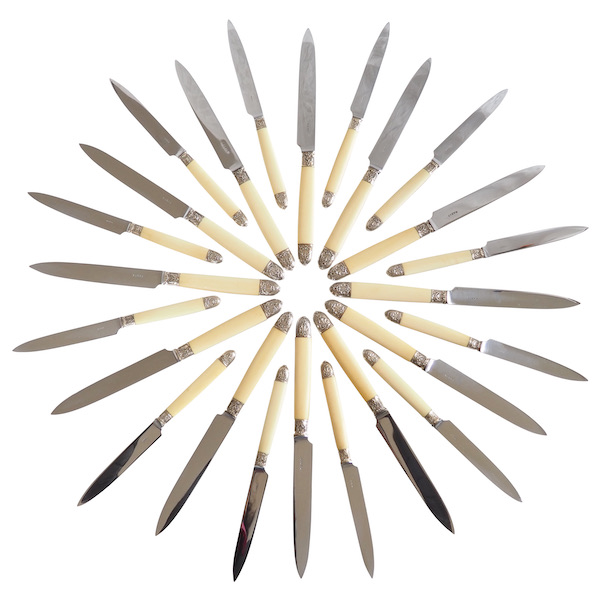 Ménagère de 24 couteaux de style Régence en ivoire, viroles en argent, lames en acier chromé