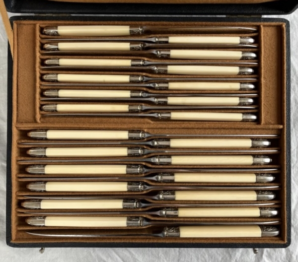 Ménagère de 24 couteaux de style Régence en ivoire, viroles en argent, lames en acier chromé
